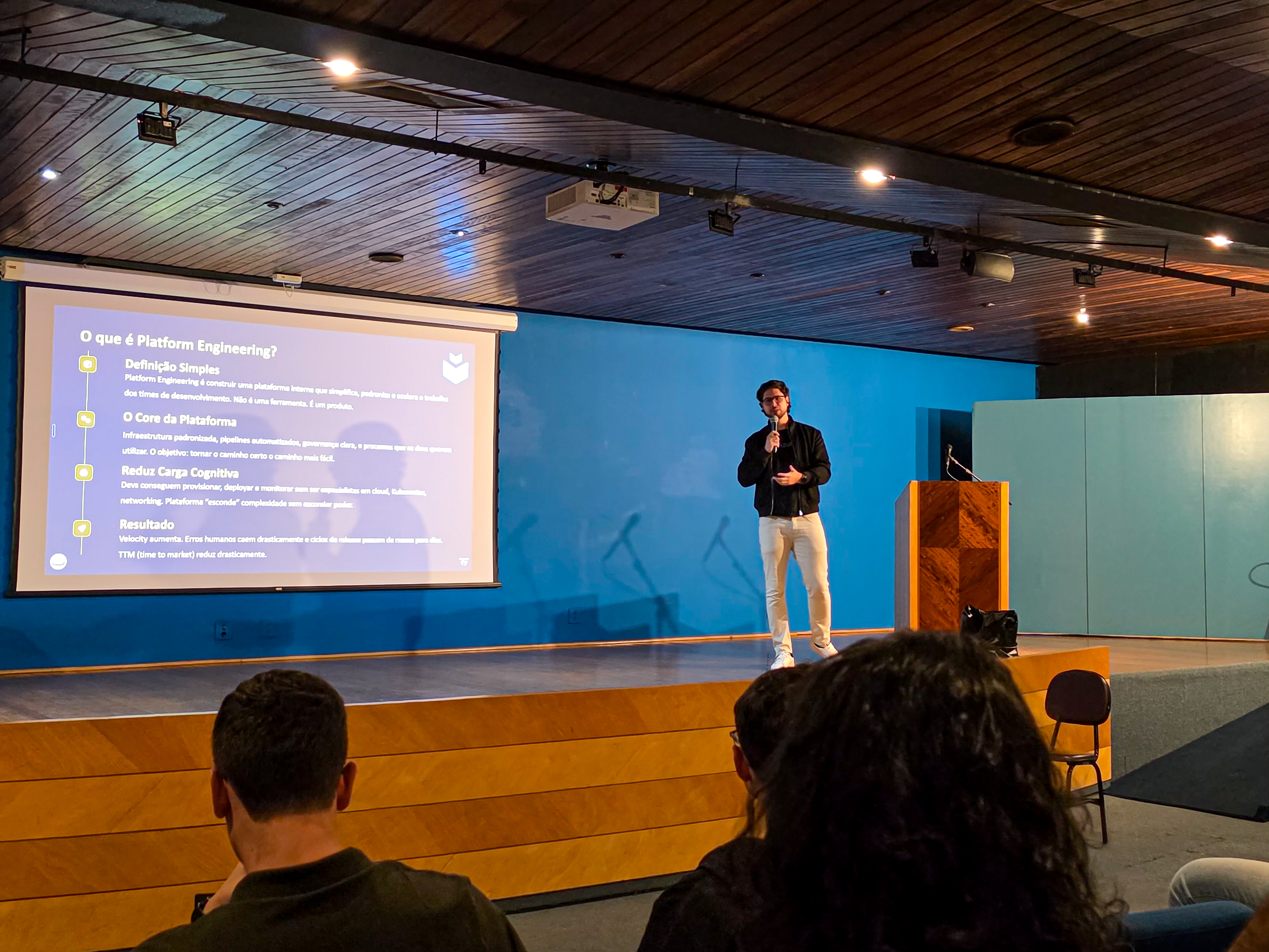 Slide explicando Platform Engineering como produto interno